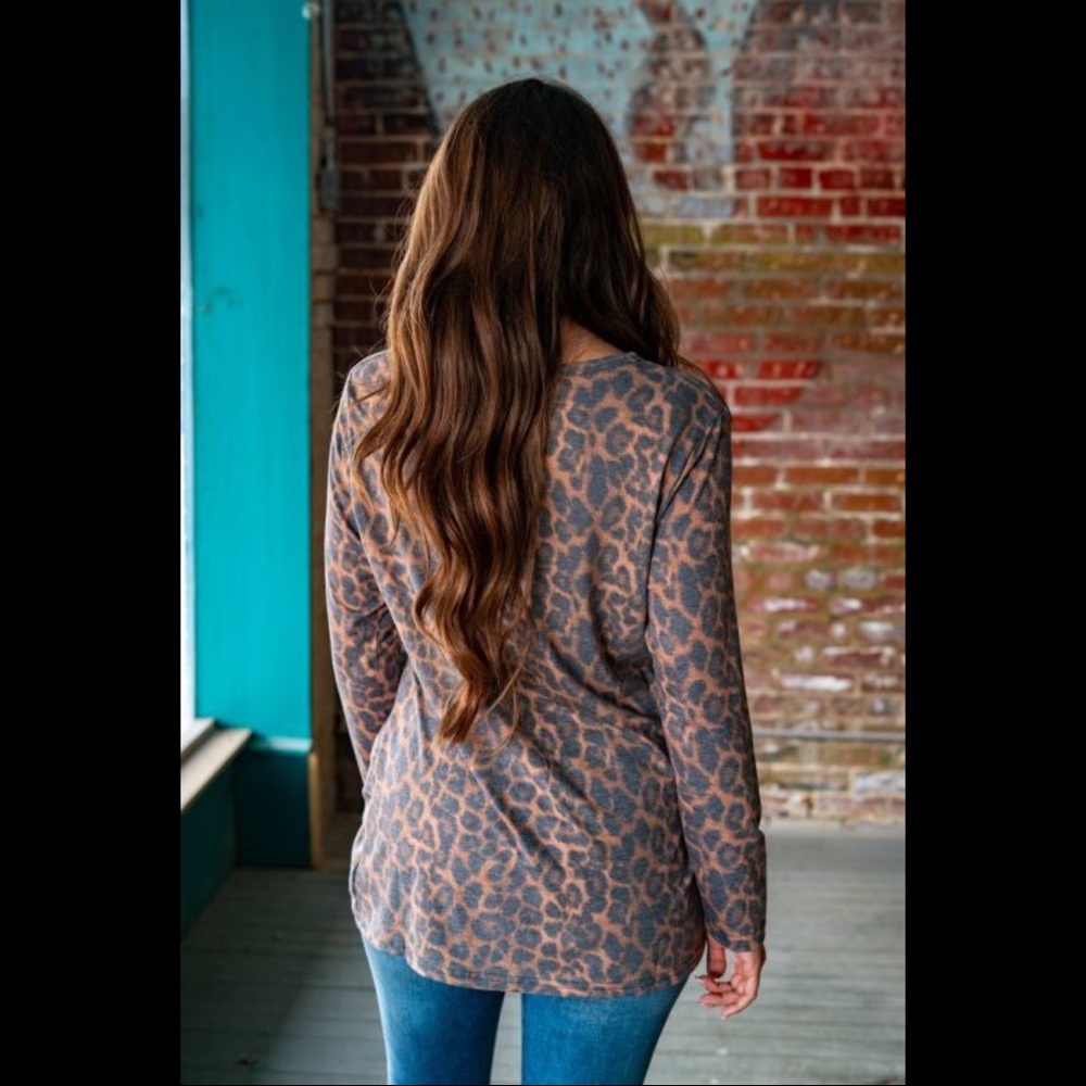 🐾Leopard Knotted Top W/ Fuchsia Sequin Accent🐾 - Picture 4 of 7